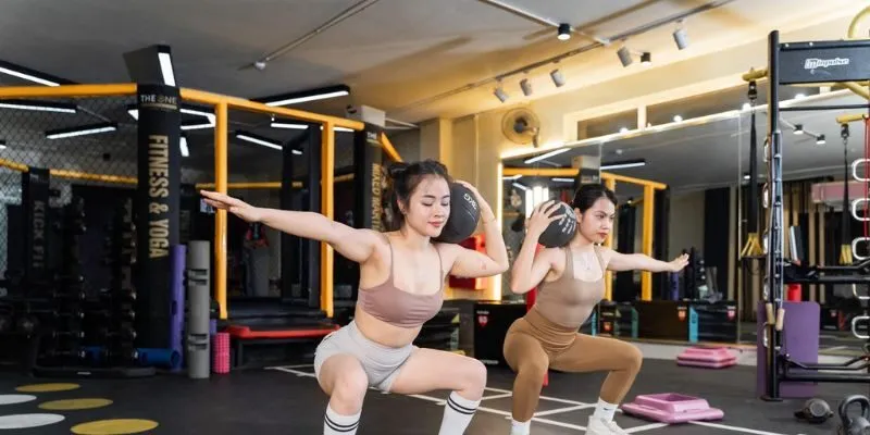 Quỳnh Anh - Vòng eo nhỏ nhắn, outfit sporty sexy